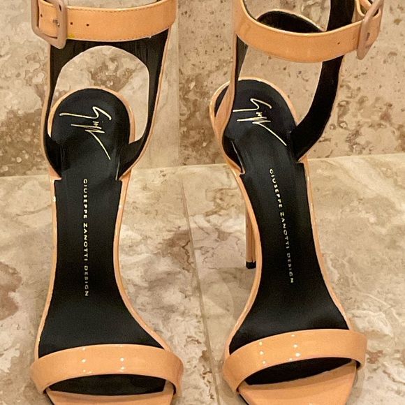 GIUSEPPE ZANOTTI PATENT LEATHER CAGE BACK SANDALS SIZE 38.5 - Picture 8 of 8